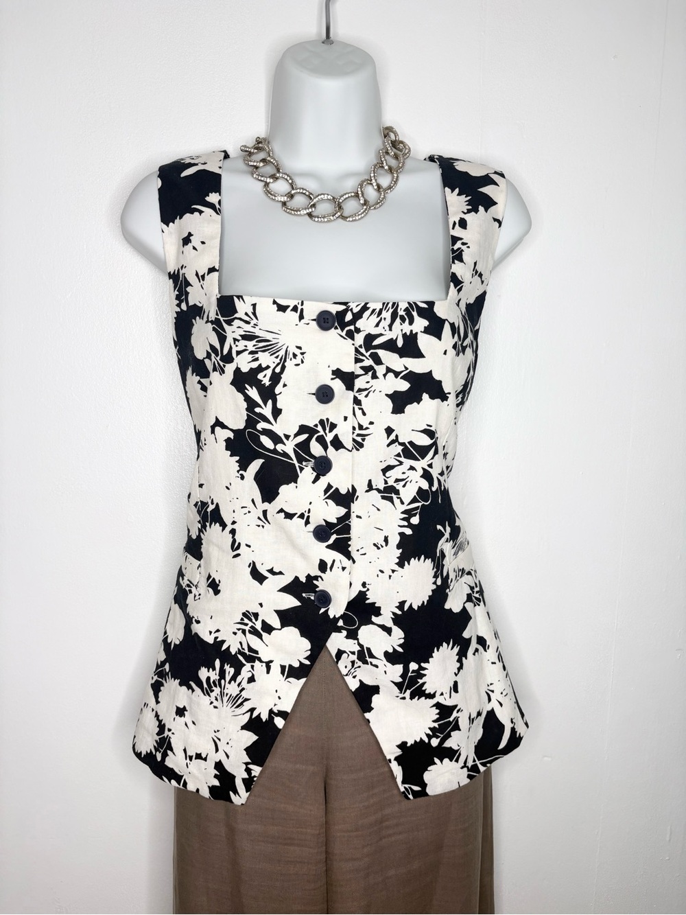 LOFT Black & White Linen Floral Square-Neck Button-Front Vest Top Trending! M